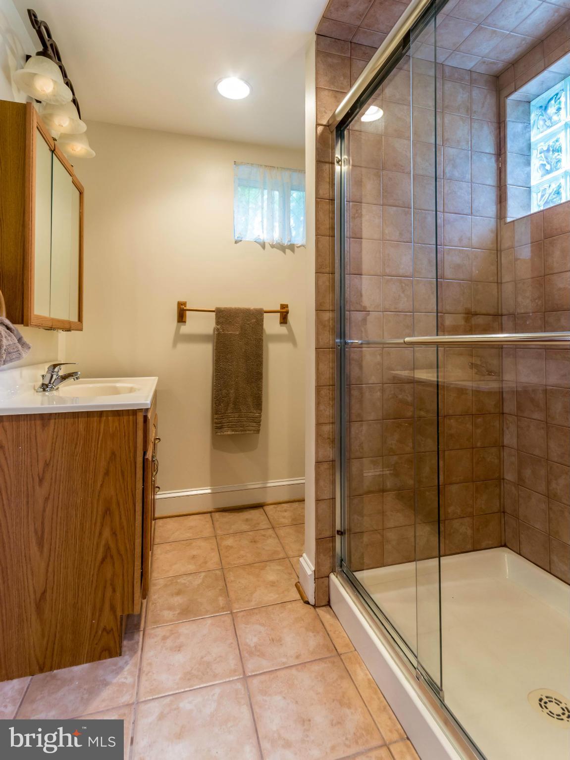 8133 Bainbridge Road Alexandria, VA 22308 - Photo 23 of 30 Bath