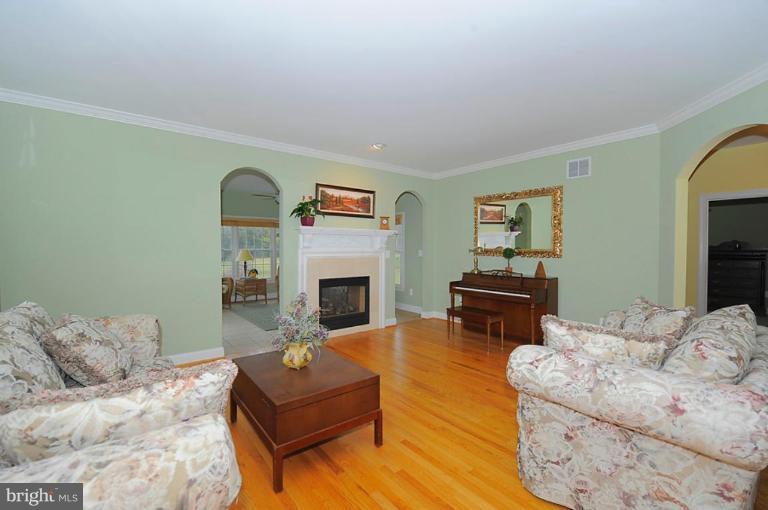 3114 Emerald Valley Road Ellicott City, MD 21042 - Photo 4 of 26 Living Room