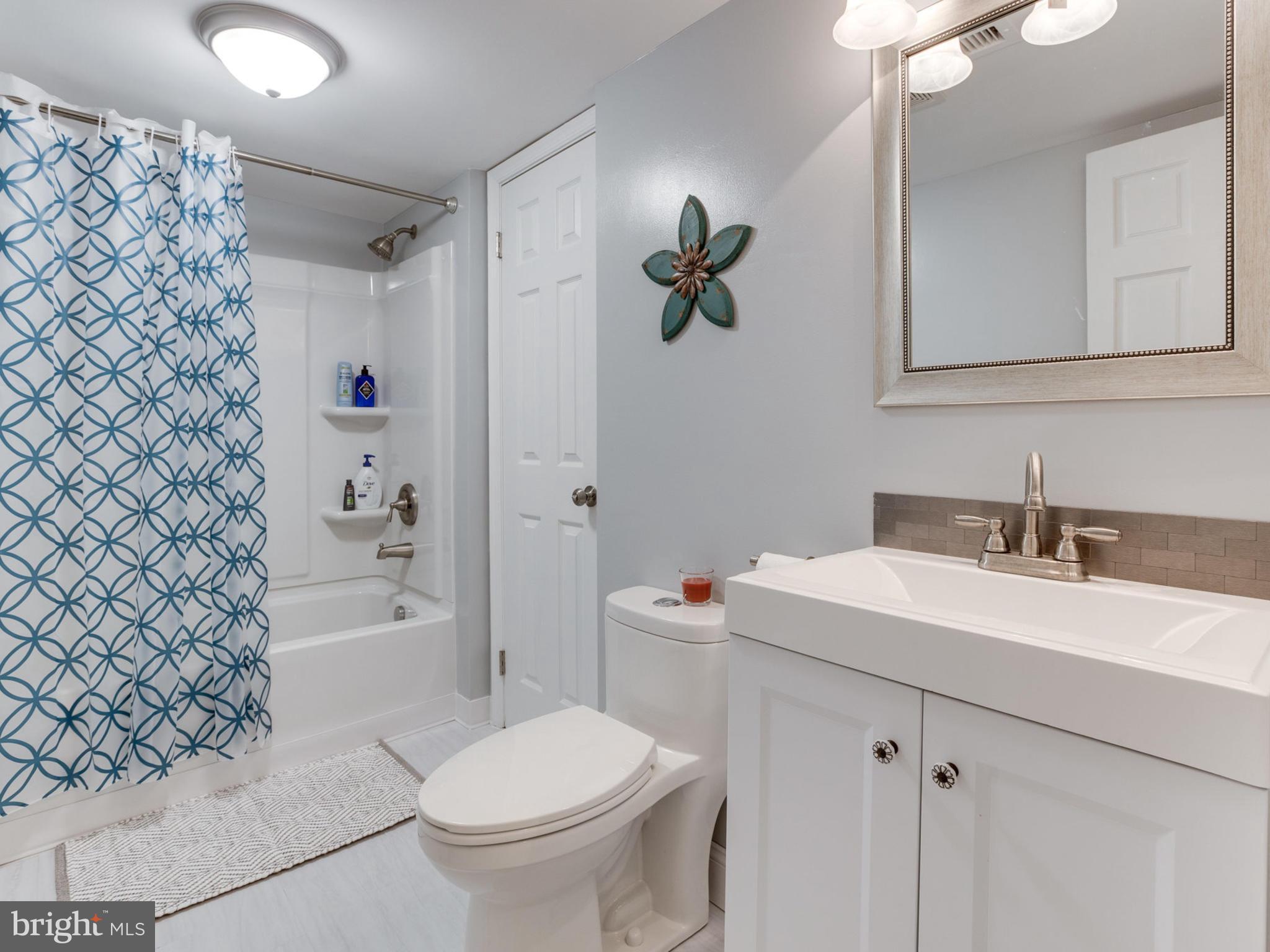 5800 Cove Landing Road, Unit 101 Burke, VA 22015 - Photo 20 of 30 Bath (Master)