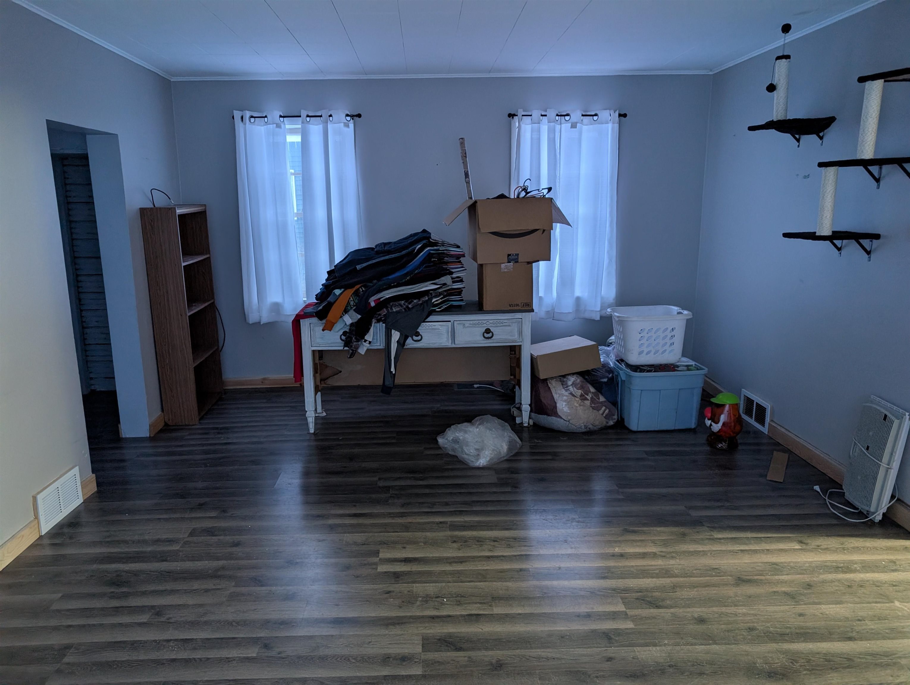 922 MacArthur Avenue Ashland, WI 54806 - Photo 5 of 20 Exercise area featuring dark wood finished floors and baseboards
