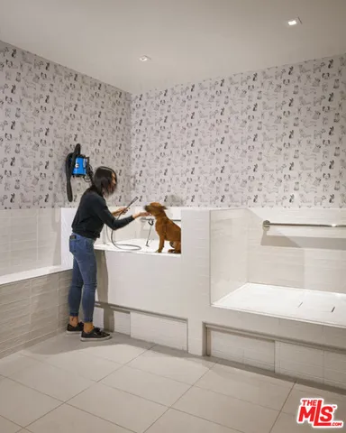 a view of entryway with kitchen