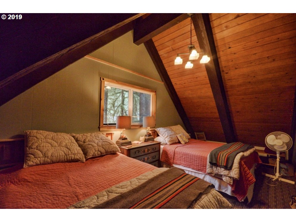 75191 East E Road Rhododendron, OR 97049 - Photo 25 of 32 a bedroom with two beds and a large window