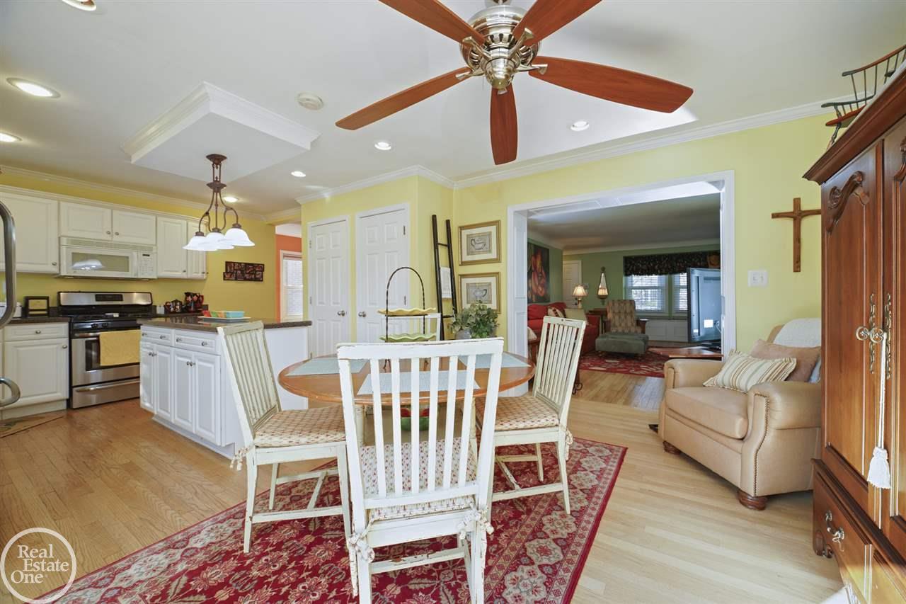 466 Moran Road Grosse Pointe, MI 48236 - Photo 8 of 33 50040172-7.JPG