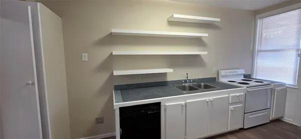 $1,200 | 2109 Bernardo De Galvez Avenue, Unit 2, Galveston, TX 77550