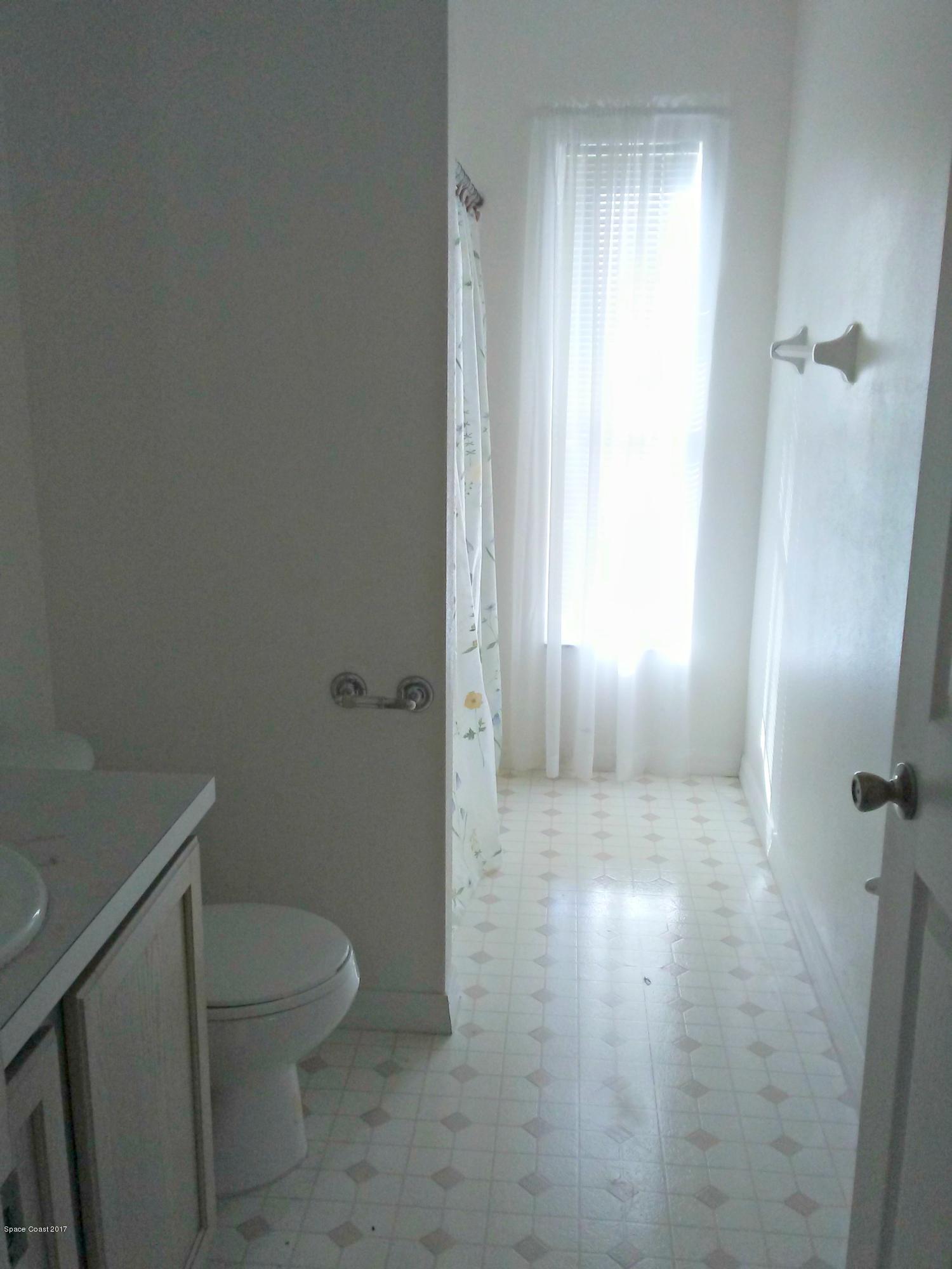 222 Benchor Road Northwest Palm Bay, FL 32907 - Photo 10 of 10 Guest bath