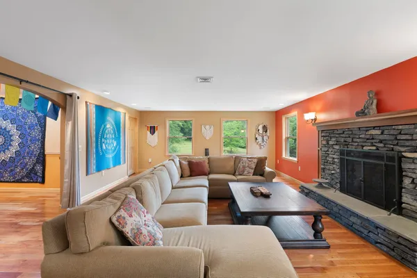 $899,800 | 925 Hinesburg Road, Brattleboro, VT 05301
