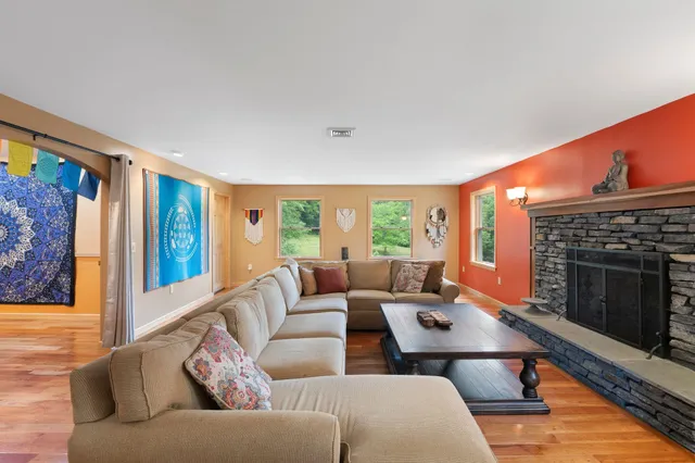 $899,800 | 925 Hinesburg Road, Brattleboro, VT 05301