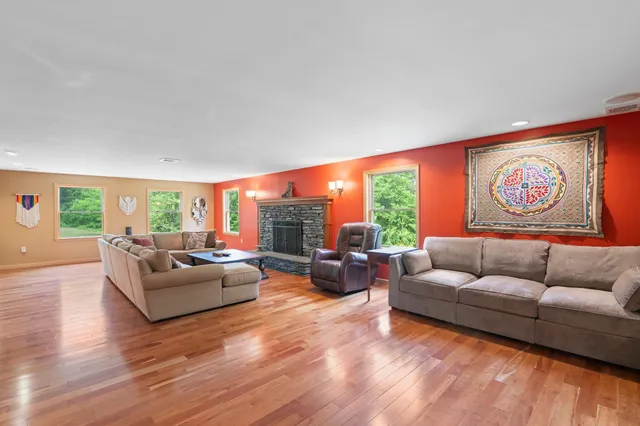 $899,800 | 925 Hinesburg Road, Brattleboro, VT 05301