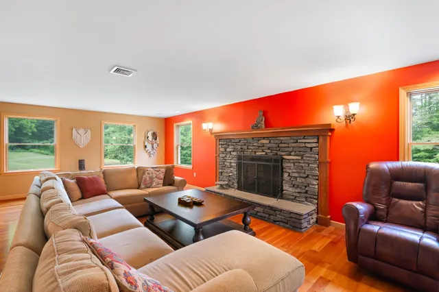 $899,800 | 925 Hinesburg Road, Brattleboro, VT 05301