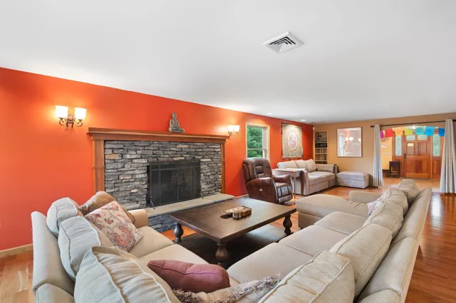 $899,800 | 925 Hinesburg Road, Brattleboro, VT 05301