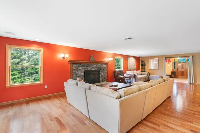 $899,800 | 925 Hinesburg Road, Brattleboro, VT 05301