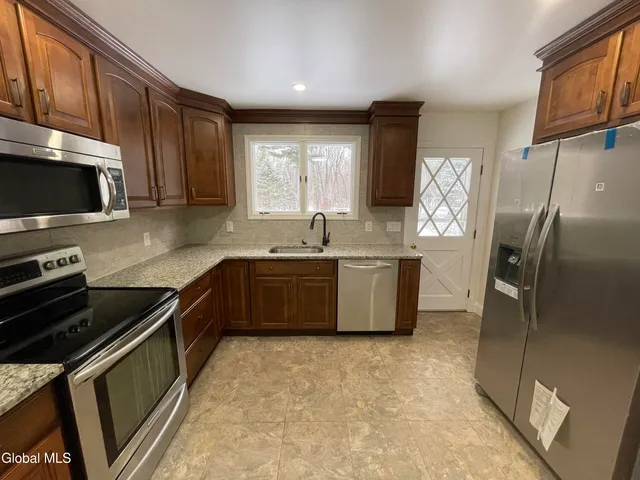 $2,800 | 54 Highway 236, Unit A, Halfmoon, NY 12065