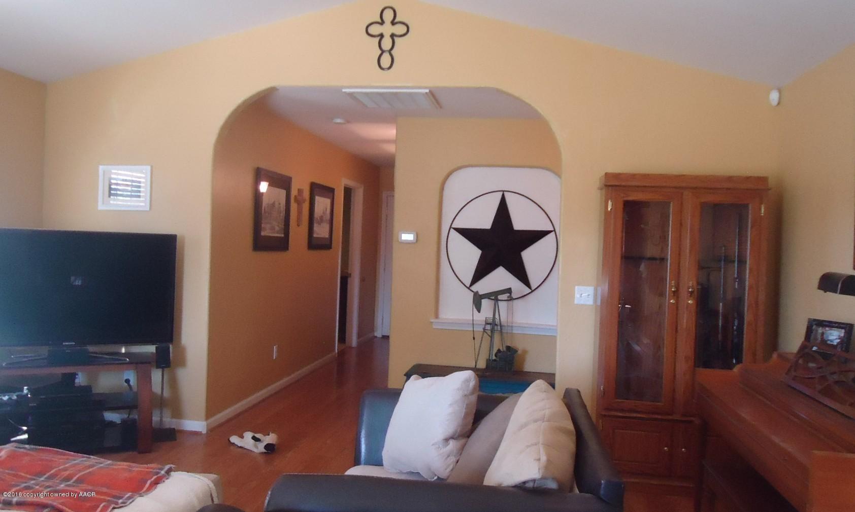 4412 South Austin Street Amarillo, TX 79110 - Photo 4 of 10 a living room with furniture