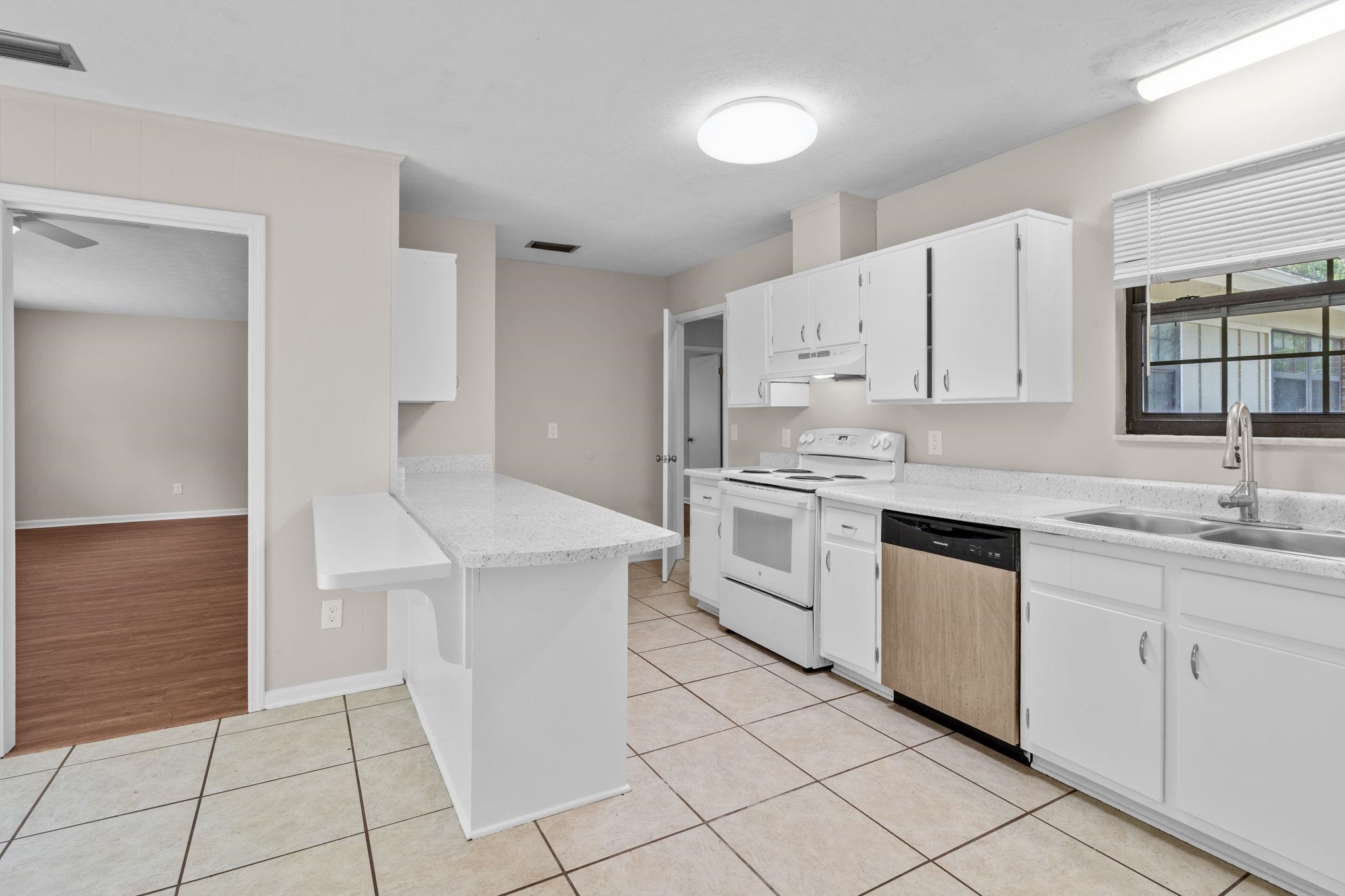 2107 Old Bainbridge Road Tallahassee, FL 32303 - Photo 5 of 31