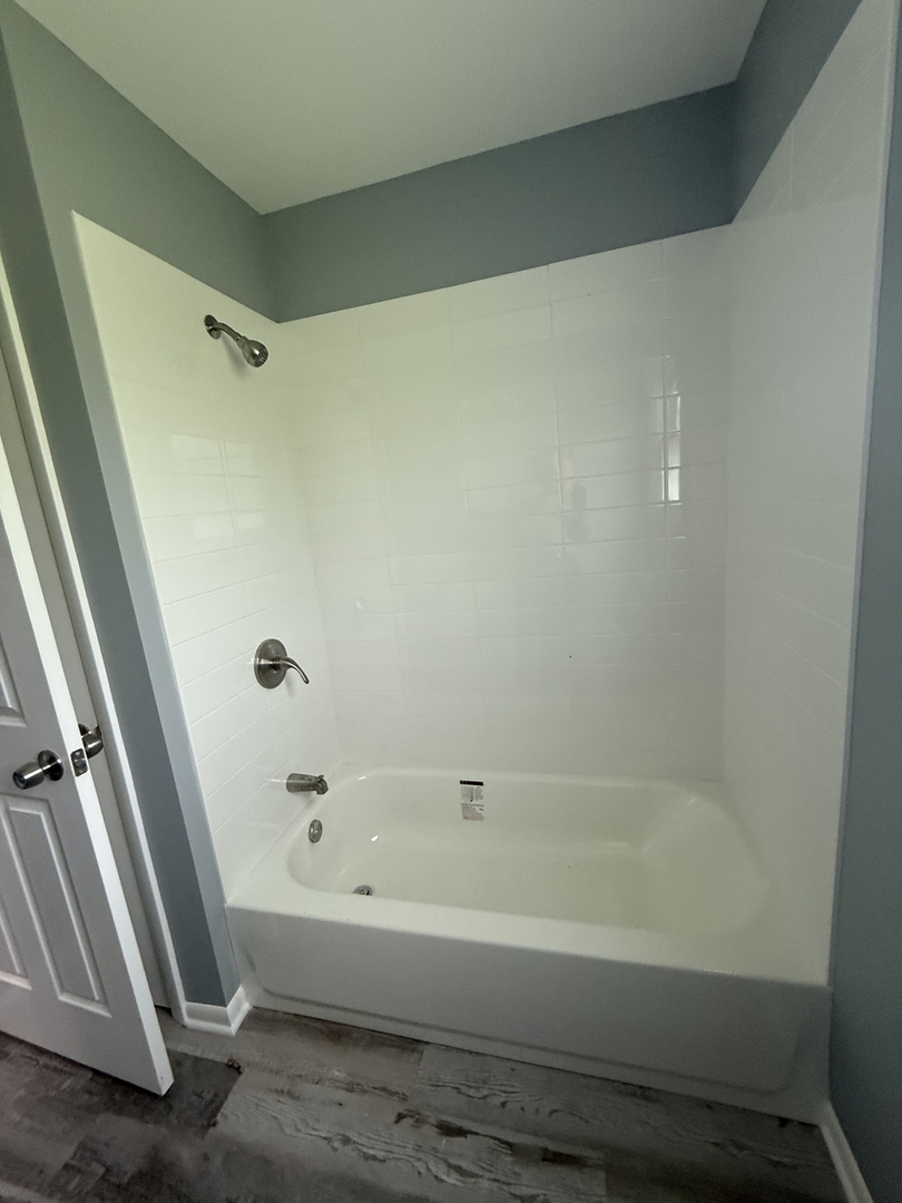 2352 West 157th Place Markham, IL 60426 - Photo 22 of 28 a bathroom with a bathtub