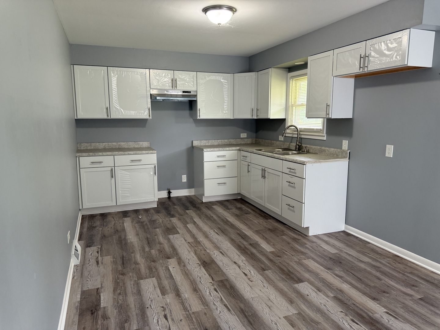2352 West 157th Place Markham, IL 60426 - Photo 10 of 28 a kitchen with granite countertop white cabinets and white appliances