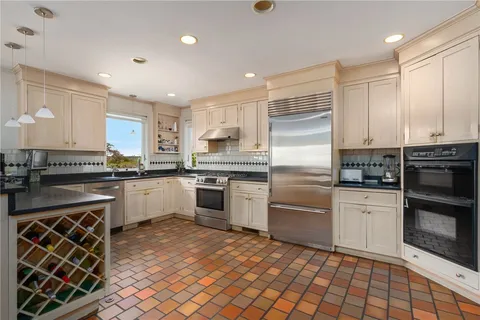 $1,750,000 | 40 Little Harbor Road, Tiverton, RI 02878
