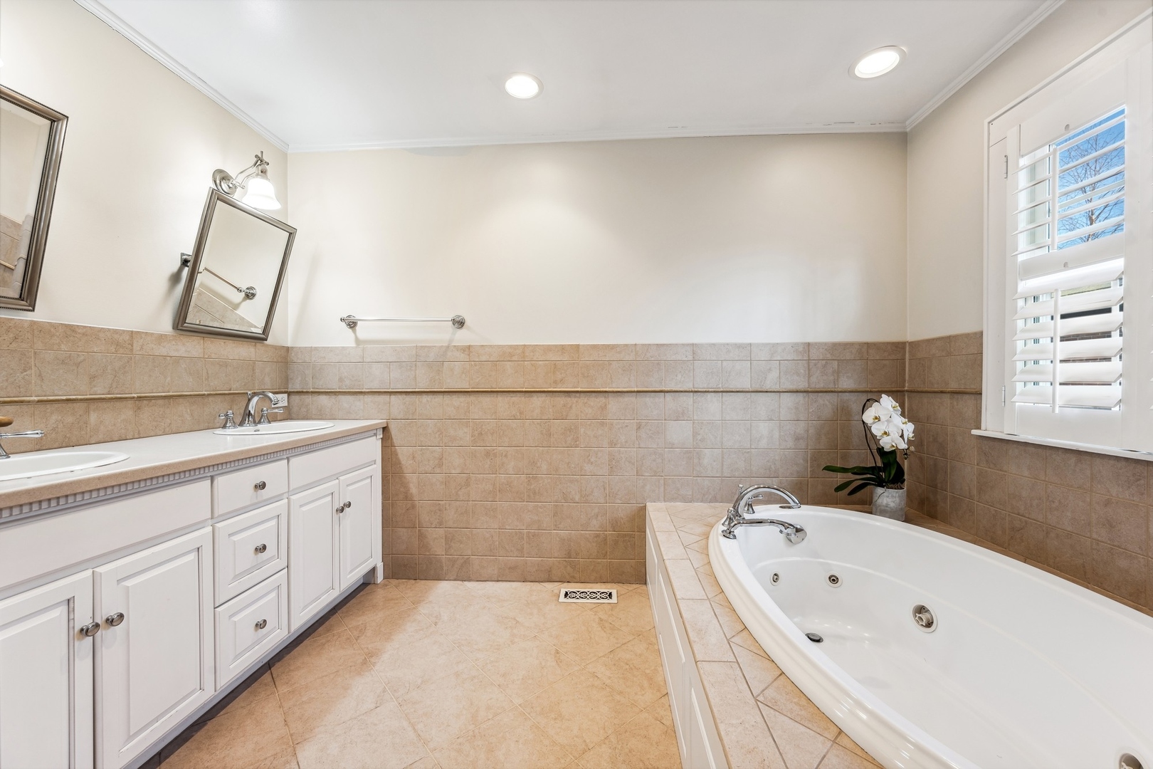 516 Meadow Road Winnetka, IL 60093 - Photo 17 of 36 a bathroom with a bathtub sink and mirror