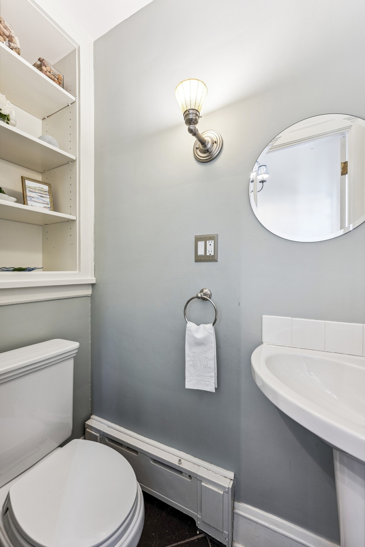 516 Meadow Road Winnetka, IL 60093 - Photo 25 of 36 a bathroom with a toilet a sink and mirror