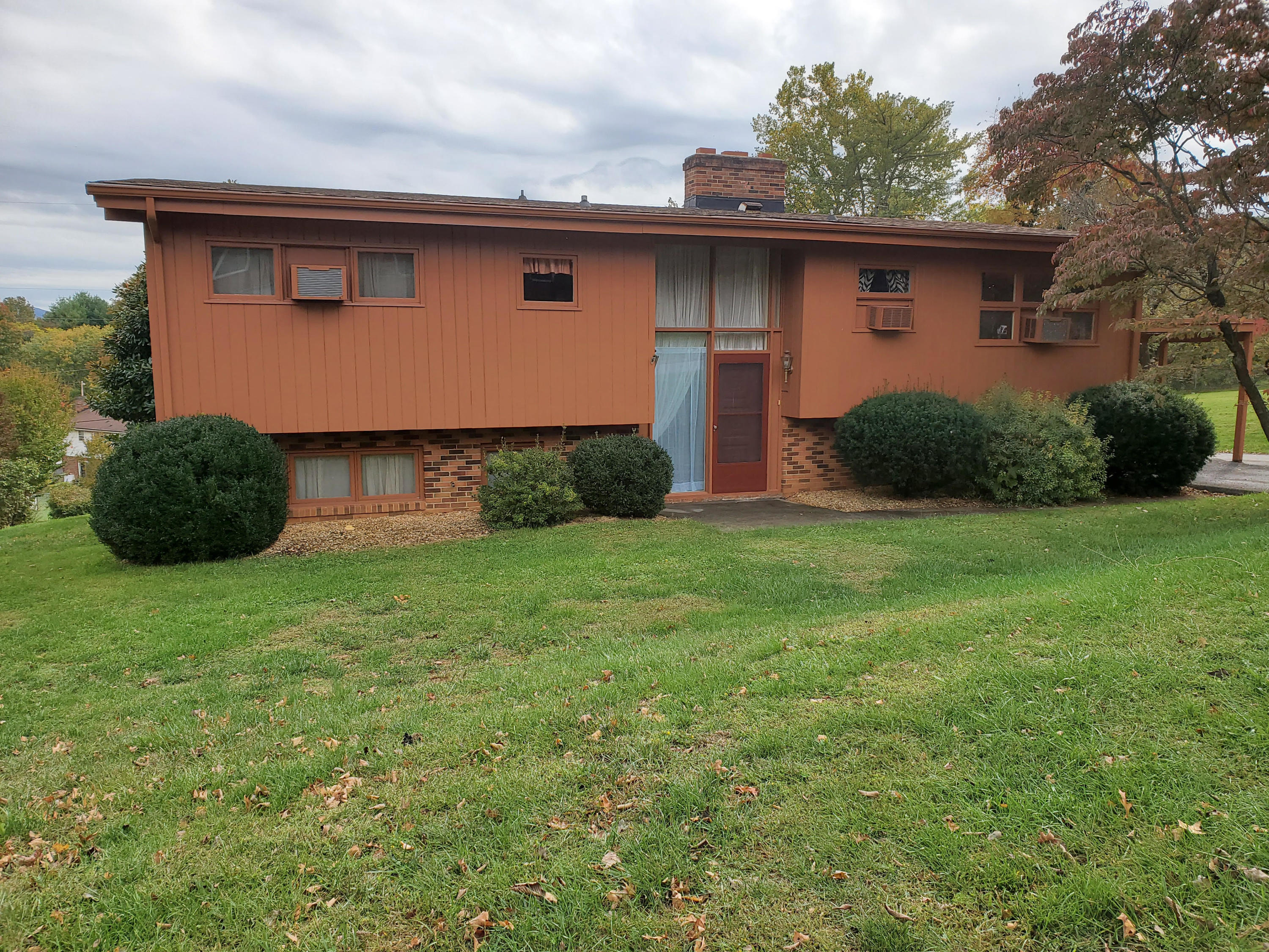 3118 Longhorn Road Roanoke, VA 24018 - Photo 1 of 11 3118 Longhorn