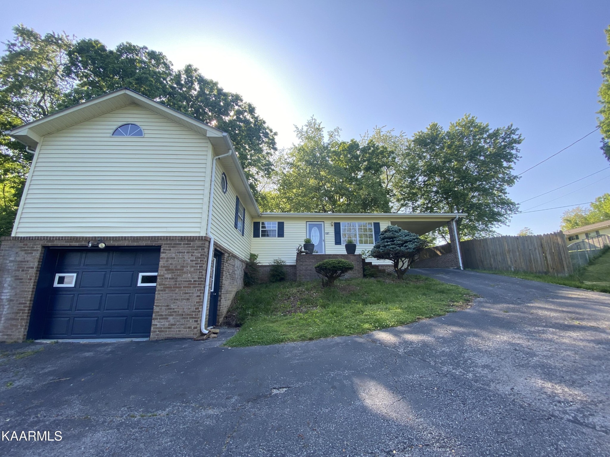 132 Dustin Lane Oneida, TN 37841 - Photo 2 of 27 a front view of a house with garden