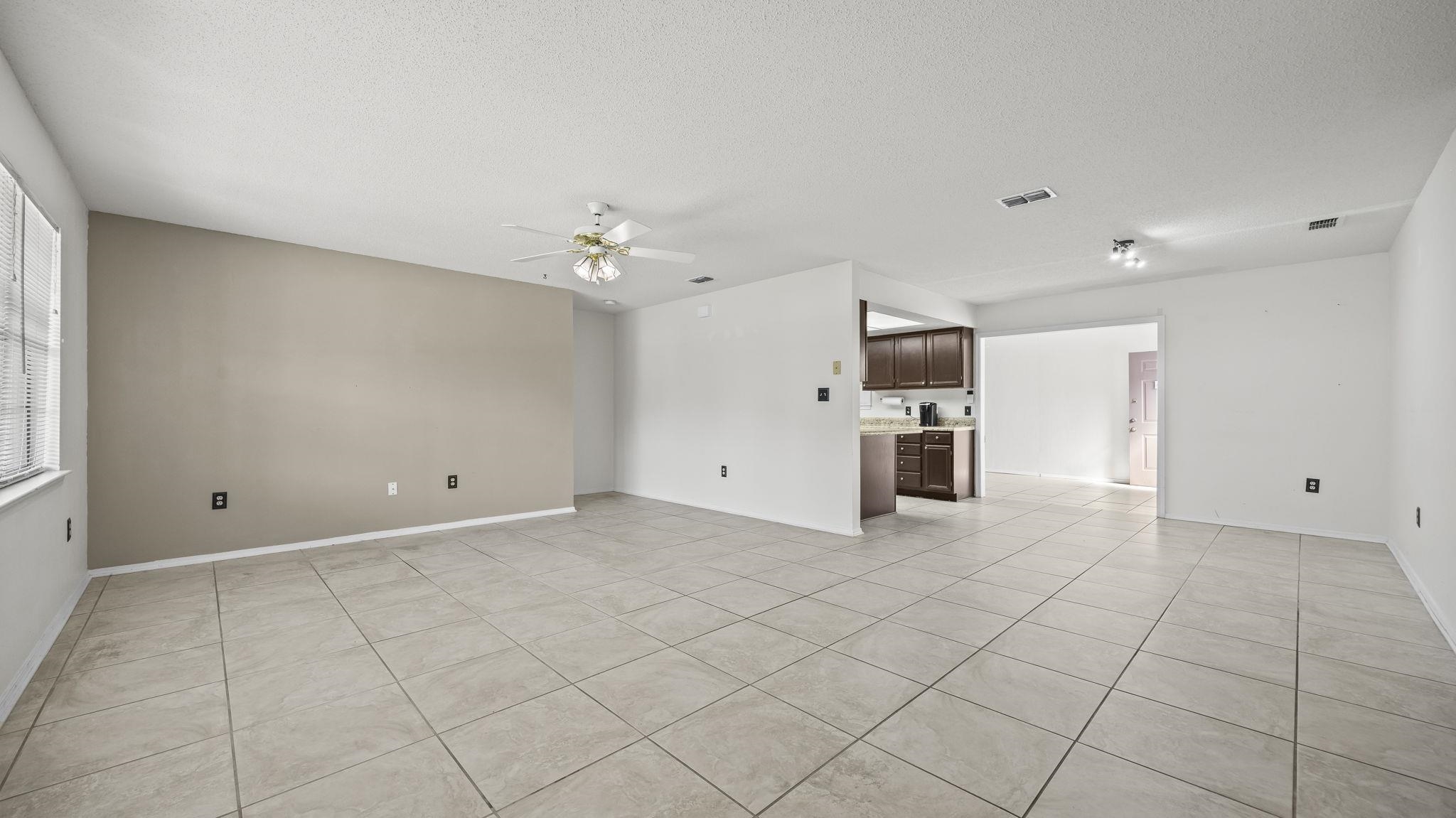 522 West Amanda Avenue Foley, AL 36535 - Photo 10 of 42 Living Room