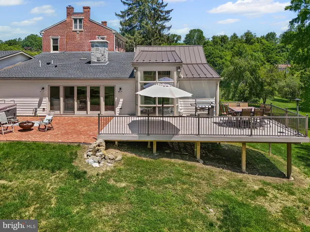 an aerial view of a house with outdoor space and lake view