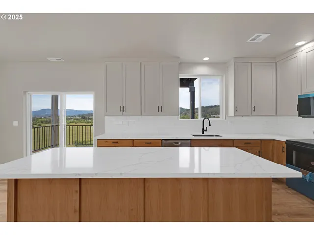 $430,000 | 845 Forest Heights Street, Sutherlin, OR 97479