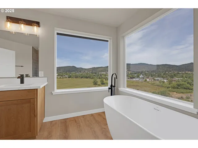 $430,000 | 845 Forest Heights Street, Sutherlin, OR 97479