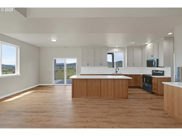 $430,000 | 845 Forest Heights Street, Sutherlin, OR 97479