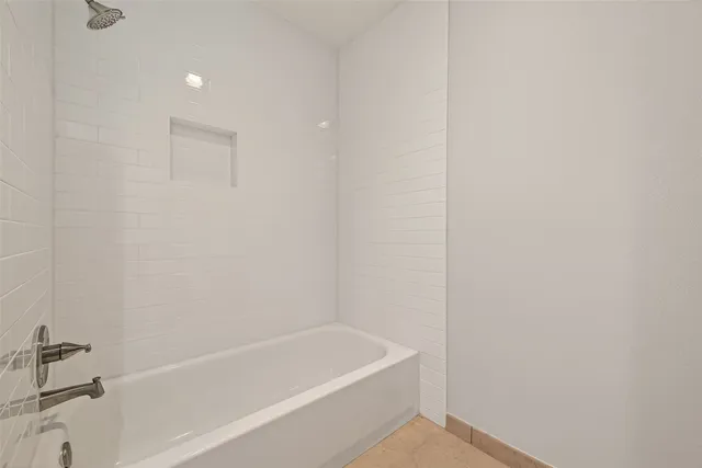 $3,995 | 16 Town Oaks Place, Bellaire, TX 77401