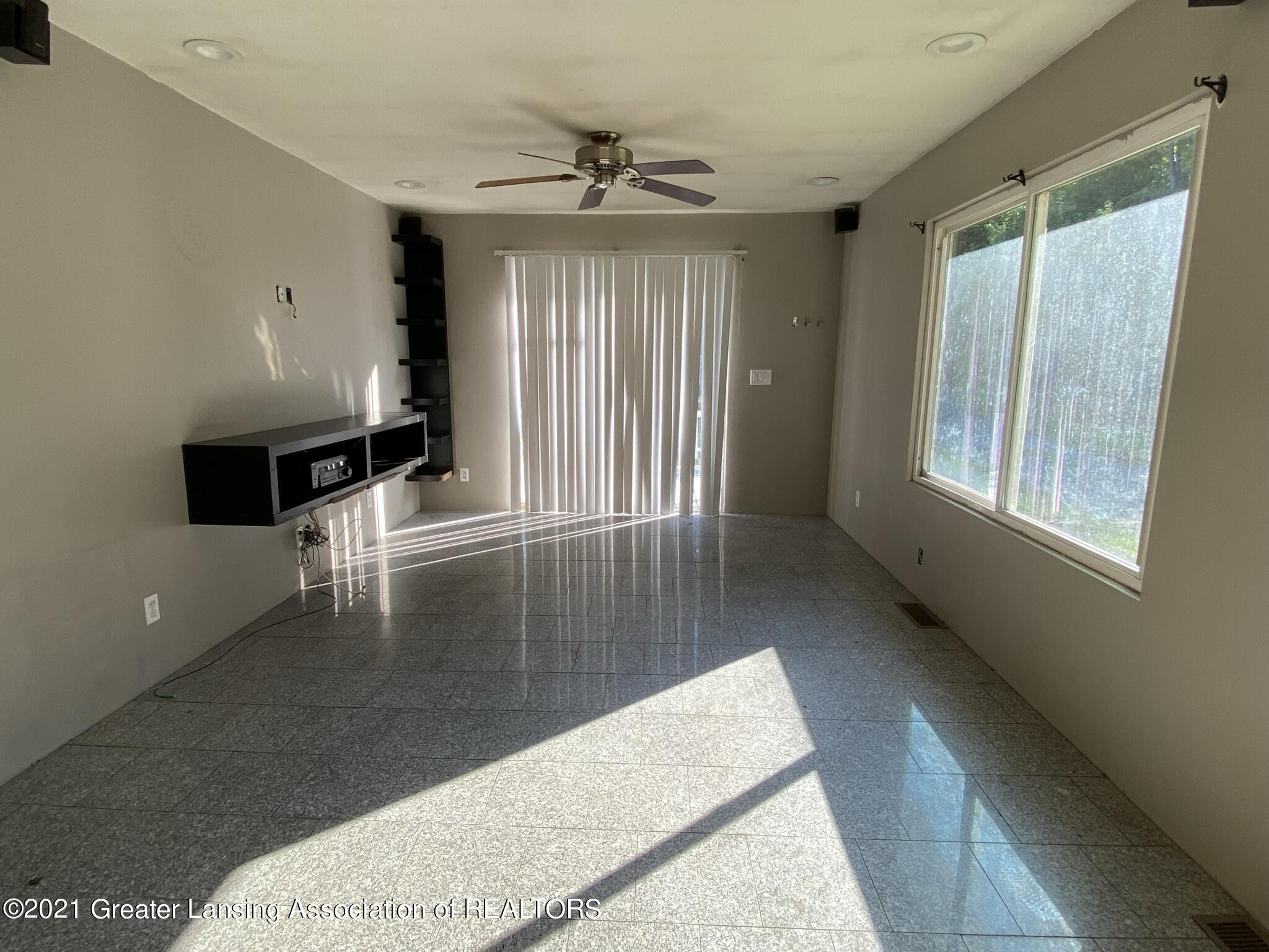 8650 West Jason Road St. Johns, MI 48879 - Photo 5 of 37 05 Living room with sliding door to deck
