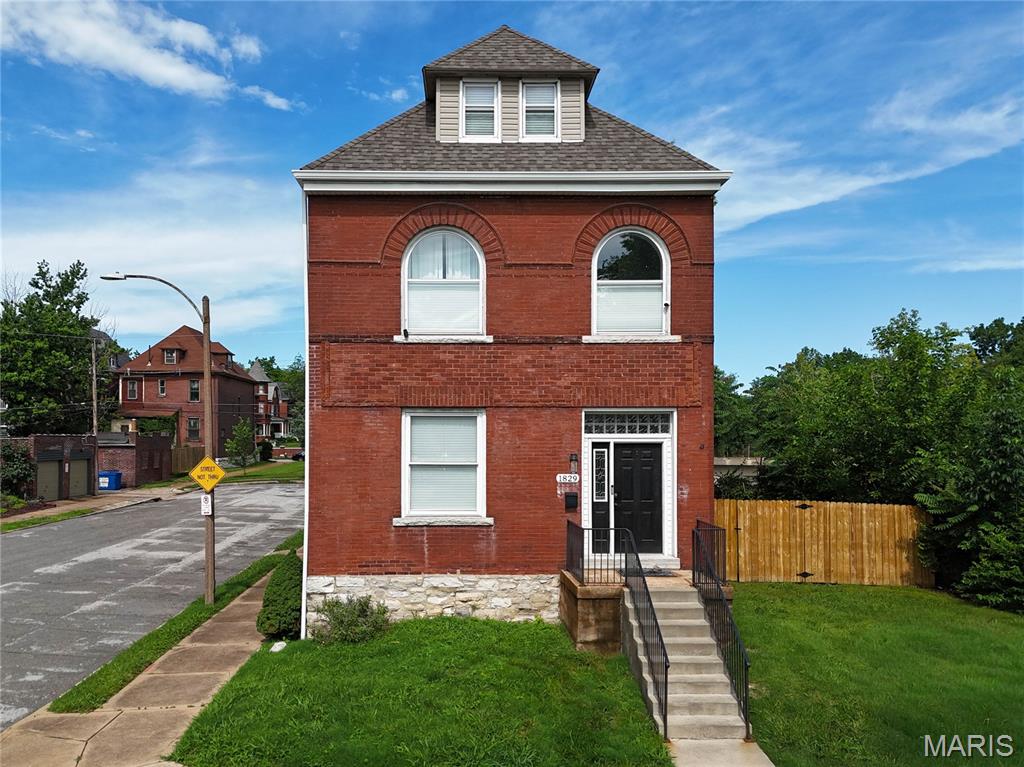 1829 Oregon Avenue St. Louis, MO 63104 - Photo 2 of 41