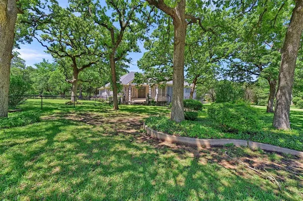 $595,000 | 102 Santee Drive, Lake Kiowa, TX 76240