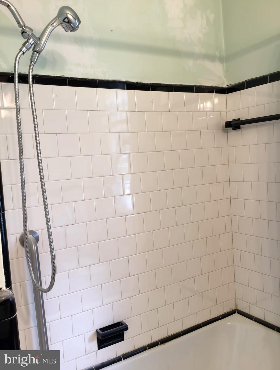 1547 Lochwood Road Baltimore, MD 21218 - Photo 23 of 30 Bright & Easy to Clean Tub Shower