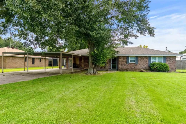 $230,000 | 1004 Helen Street, Iowa, LA 70647