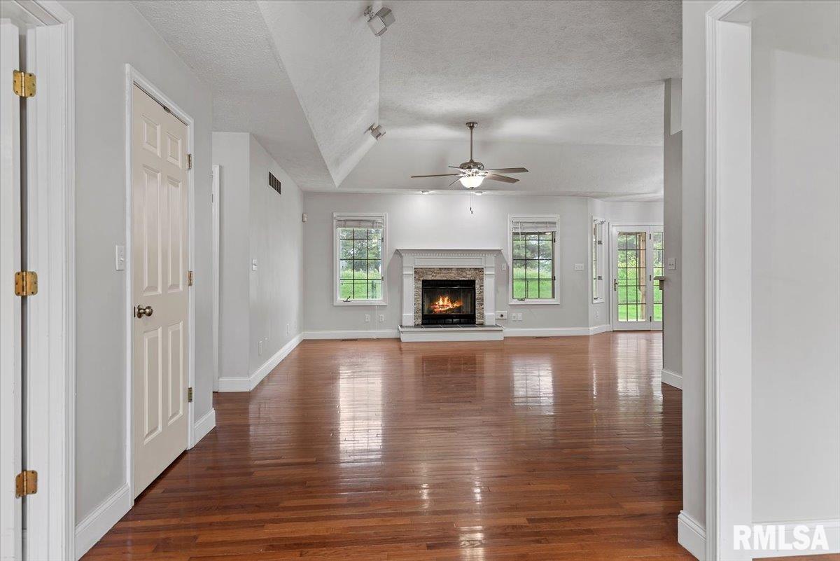 19439 Pinecrest Road Petersburg, IL 62675 - Photo 5 of 46 Gallery Image 5