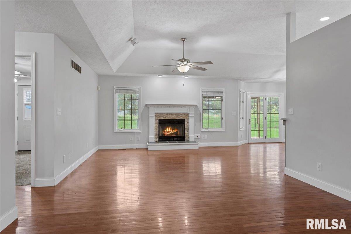 19439 Pinecrest Road Petersburg, IL 62675 - Photo 6 of 46 Gallery Image 6