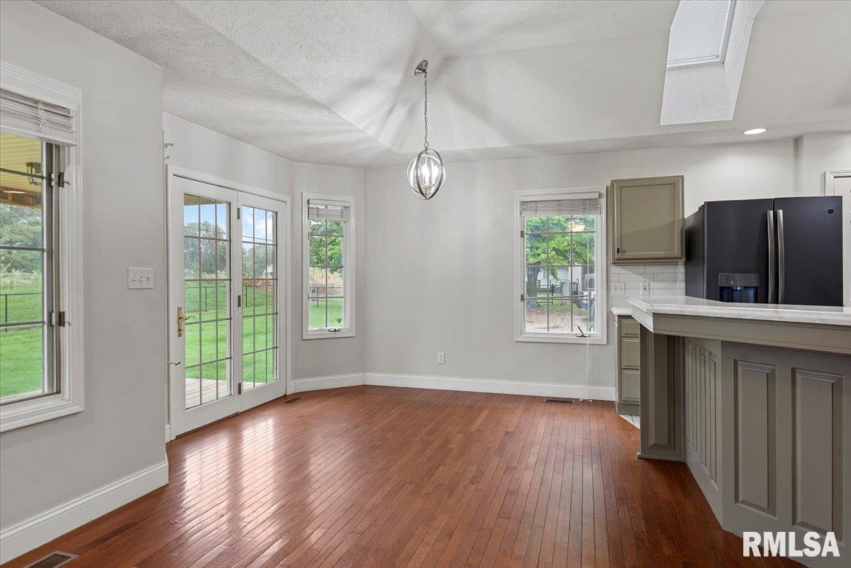19439 Pinecrest Road Petersburg, IL 62675 - Photo 10 of 46 Gallery Image 10