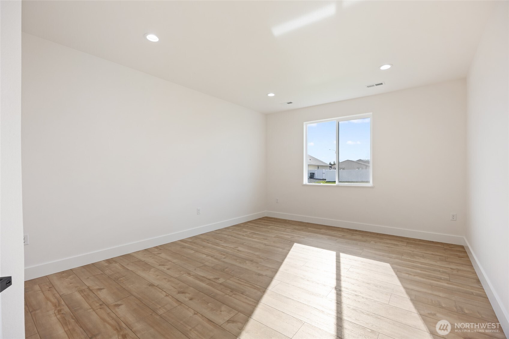 2394 Hunters Street Ephrata, WA 98823 - Photo 24 of 40 an empty room with a window