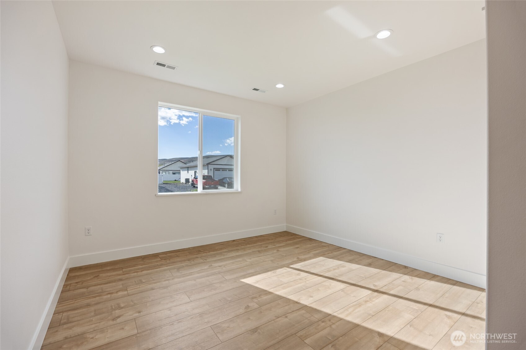 2394 Hunters Street Ephrata, WA 98823 - Photo 28 of 40 an empty room with a window