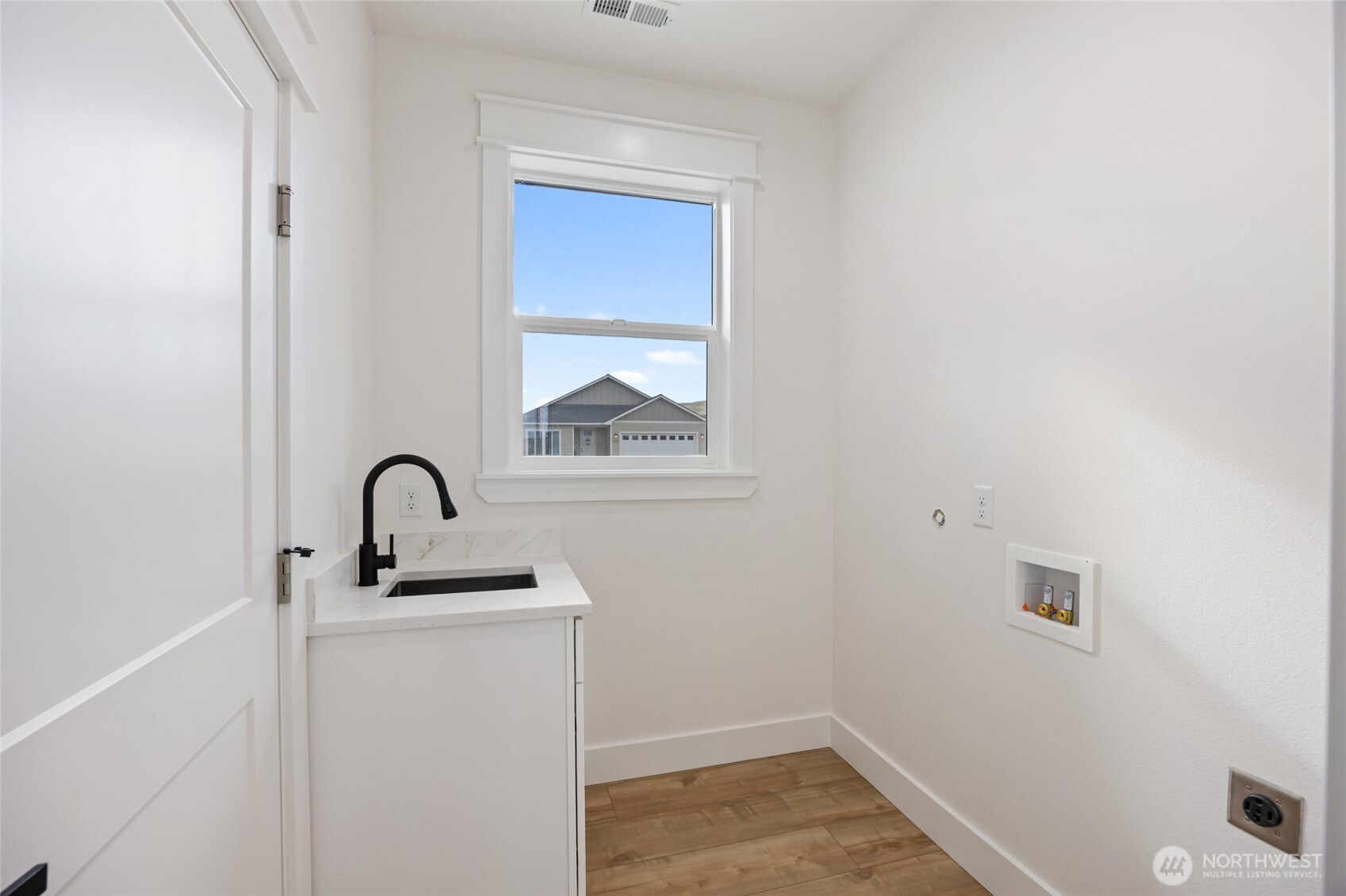 2394 Hunters Street Ephrata, WA 98823 - Photo 30 of 40 a bathroom with a sink and vanity