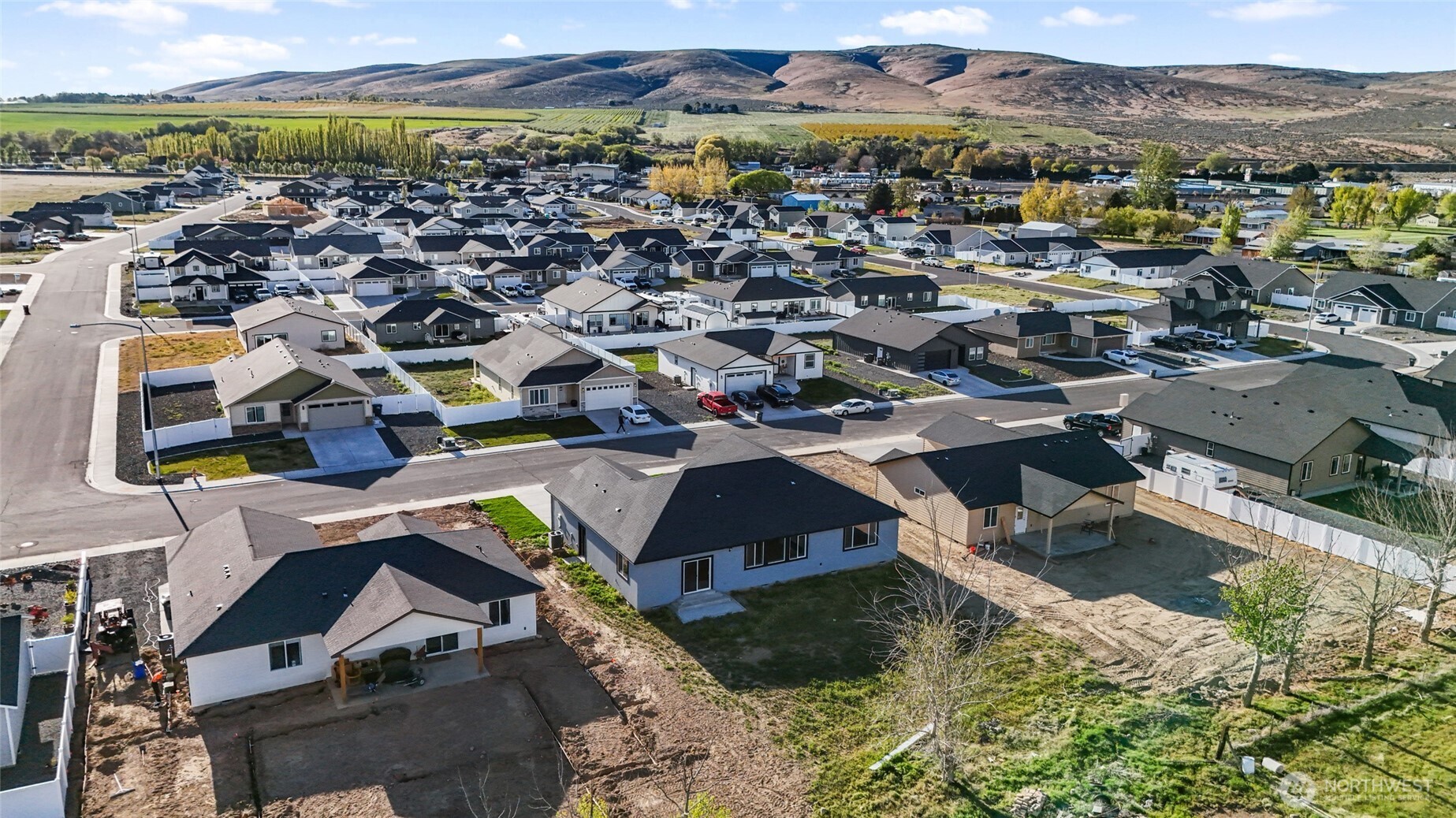 2394 Hunters Street Ephrata, WA 98823 - Photo 37 of 40 a view of a city with mountains in the background
