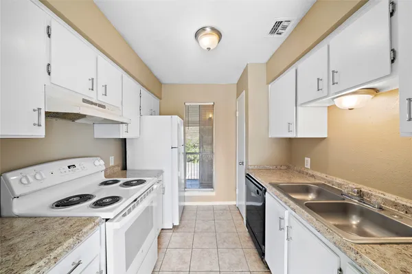 $975 | 2202 16th Avenue North, Unit 9, Texas City, TX 77590
