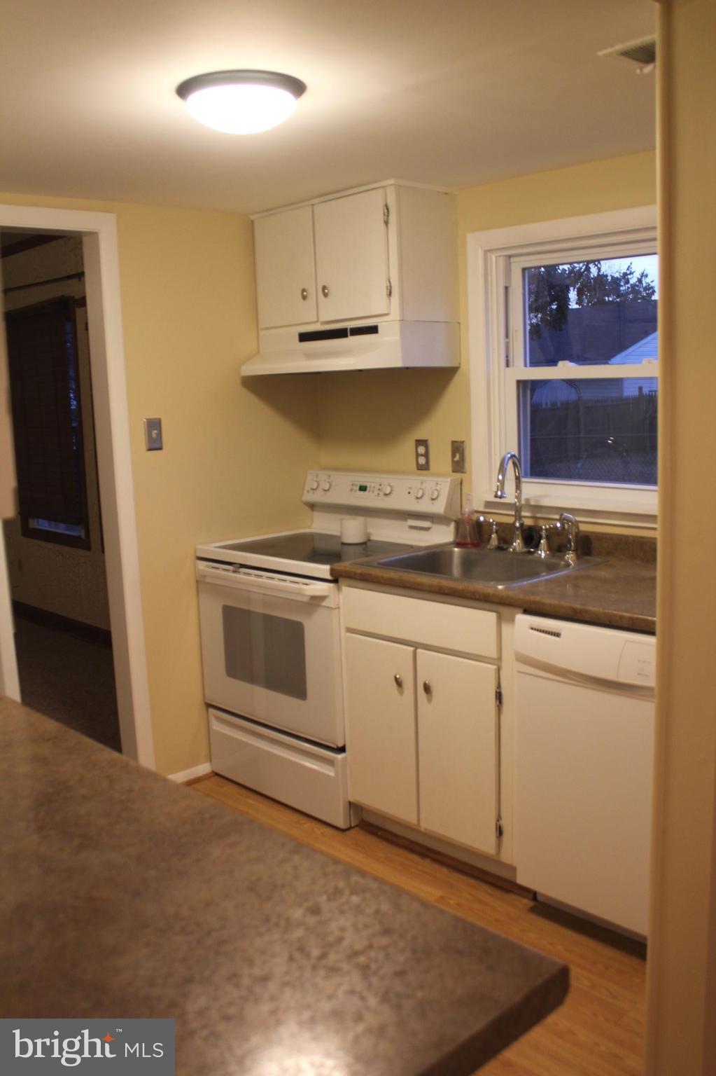 157 Dunlap Road Pasadena, MD 21122 - Photo 5 of 29 Kitchen w/Pergo Floors