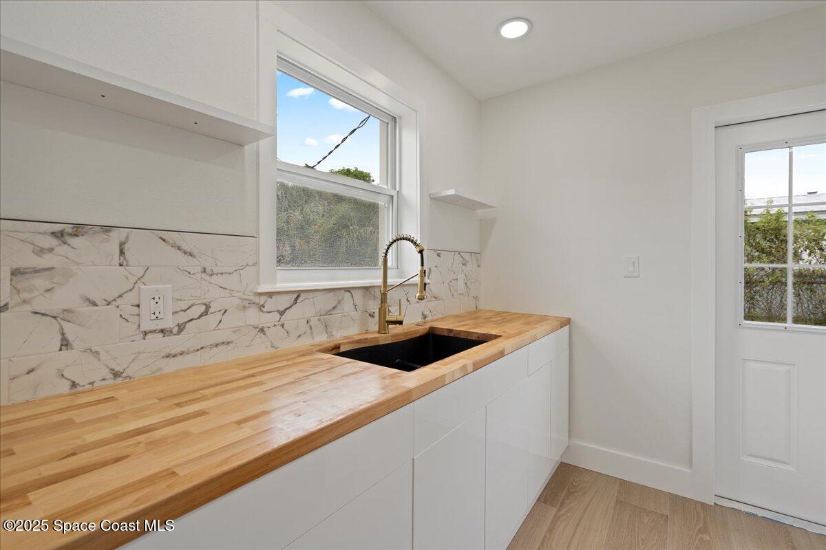 301 West Rutgers Street Melbourne, FL 32901 - Photo 23 of 36 a bathroom with a sink and a window