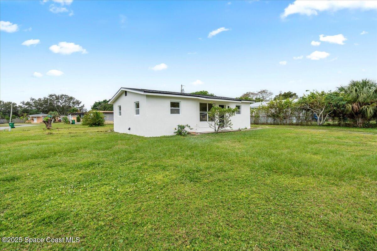 301 West Rutgers Street Melbourne, FL 32901 - Photo 28 of 36 a view of a backyard with plants and large trees