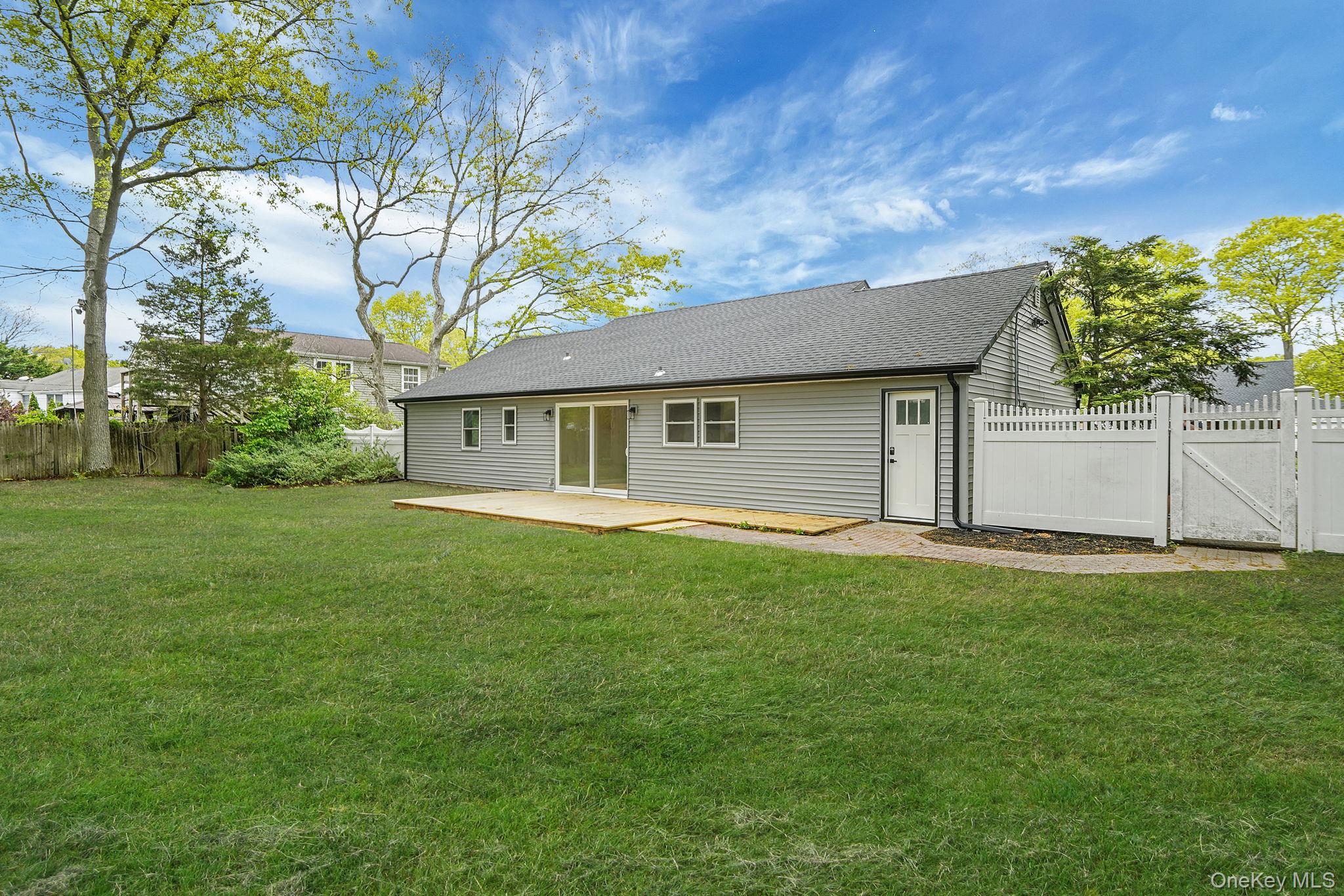 41 Winside Lane Coram, NY 11727 - Photo 29 of 33