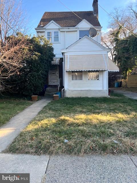a view of a house with a yard