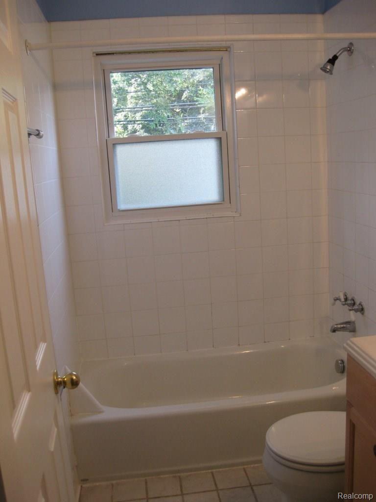 28611 Warren Road Garden City, MI 48135 - Photo 14 of 20 Neutral colored bathroom